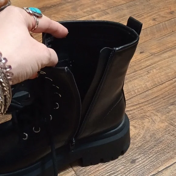 Black Lace-Up Combat Boots for Women - Glossy Finish Size 7 - Picture 6 of 7